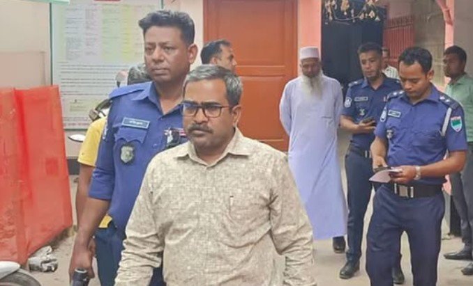 চাঁদাবাজির ‘সেঞ্চুরি’ করতে গিয়ে শ্রীঘরে কথিত সাংবাদিক: কাঁপছিল সরকারি অফিস