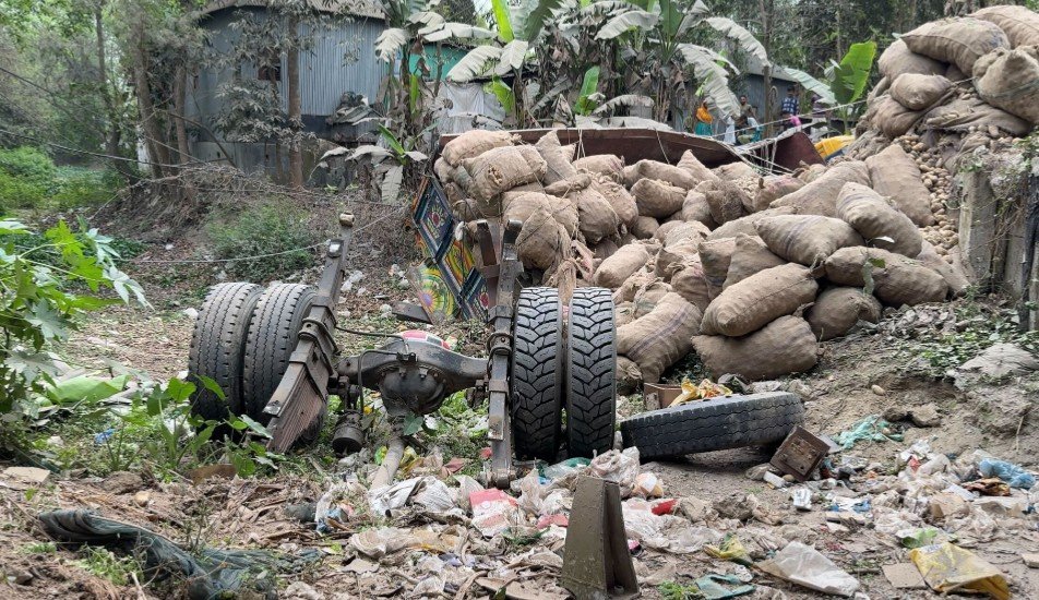 হেলপারের হাতে ট্রাকের স্টিয়ারিং : নিয়ন্ত্রণ হারিয়ে প্রাণ গেল সেই সহকারীর!
