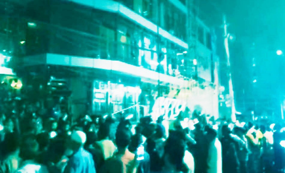 মধ্যরাতে অগ্নিগর্ভ পরিস্থিতি : রিকশাচালক নিহতের জেরে থানা ও বিপণিবিতানে তাণ্ডব: এখনো পরিস্থিতি থমথমে