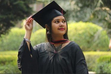 ছাদ থেকে পড়ে ডাক্তার পত্নীর অকাল মৃত্যু