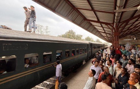 রেলওয়ে ব্রিজের ধাক্কায় প্রাণ গেল যুবকের
