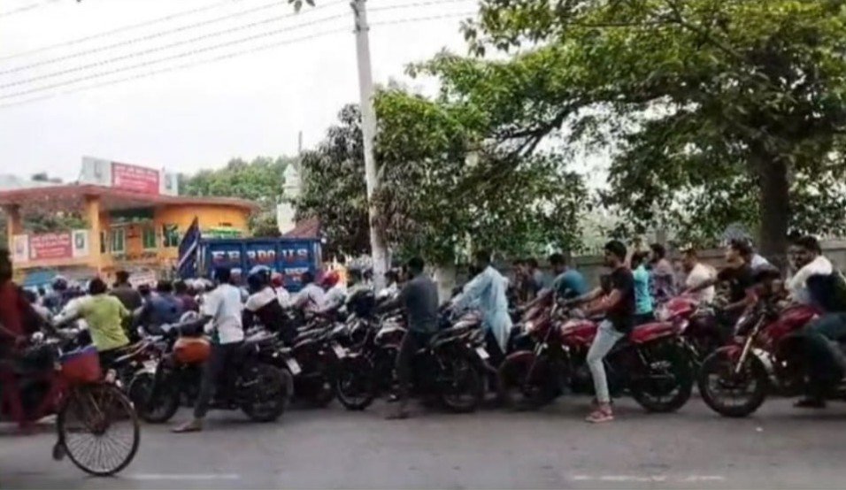 কোটচাঁদপুরে তেল নিয়ে ‘লুকোচুরি : মেসার্স বেলী ফিলিং স্টেশনের বিরুদ্ধে ক্ষোভের আগুন