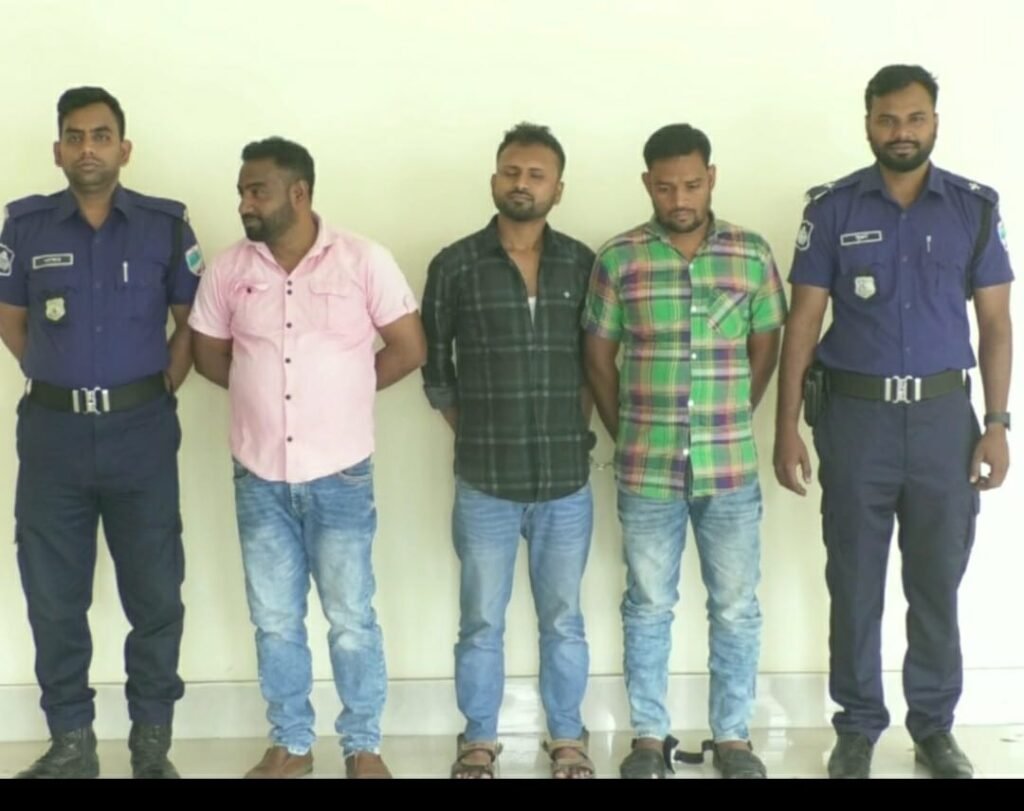 টাকা ছিনিয়ে নেয়ার অভিযোগে বেনাপোল চেকপোস্ট থেকে প্রতারক চক্রের ৩সদস্য আটক