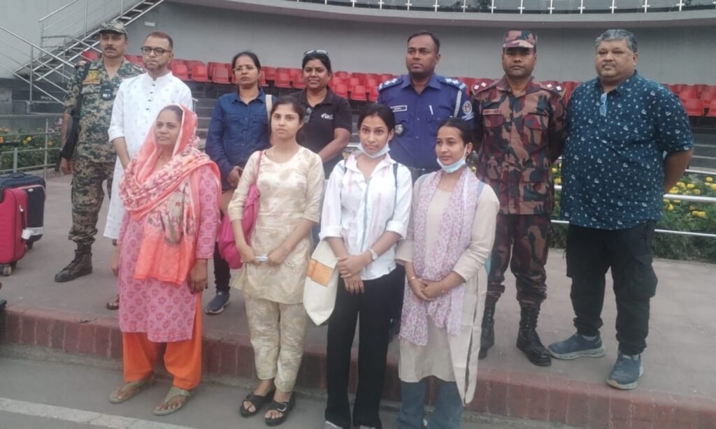 বেনাপোল চেকপোস্ট দিয়ে দেশে ফিরেছে ভারতে পাচার হওয়া ৪ যুবতী