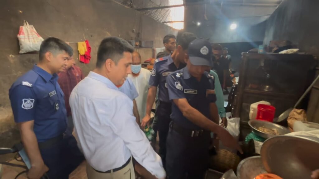 আর,এন রোডের “ক্যাফে নুর” হোটেলে অভিযান : লাখ টাকা জরিমানা