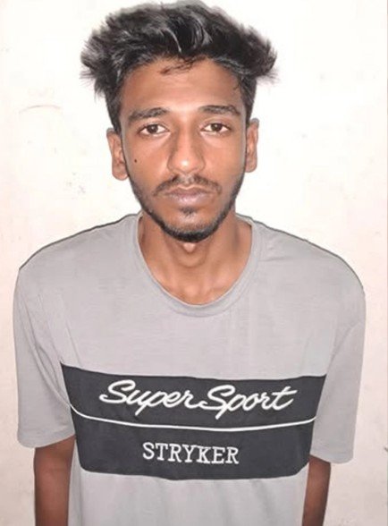 টিবি ক্লিনিক এলাকার রনি পিস্তল ও বোমা সহ আটক