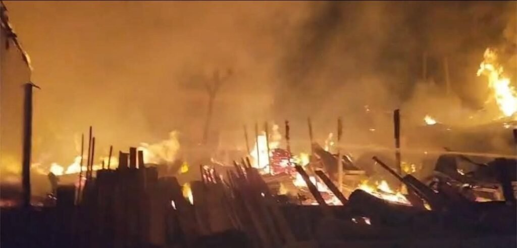 কাঠপট্টিতে গভীর রাতে অগ্নিকাণ্ড : ৩৫টি দোকান পুড়ে ছাই