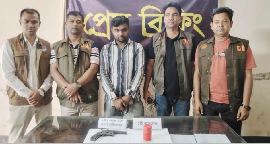 উপশহরে হোটেল ম্যানেজারের বিছানায় মিলল অস্ত্র-ককটেল