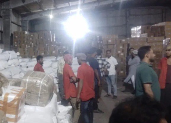 বেনাপোলে ৬কোটি টাকার শুল্ক ফাঁকির পণ্য জব্দ: বেকিং পাউডারের আড়ালে এলো শাড়ি-কসমেটিকস