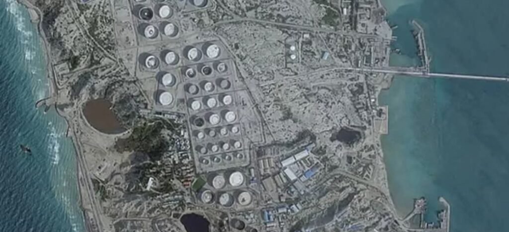 খার্গ দ্বীপে মার্কিন হামলার পর উত্তাল মধ্যপ্রাচ্য: জ্বালানি স্থাপনা উড়িয়ে দেওয়ার হুমকি ইরানের