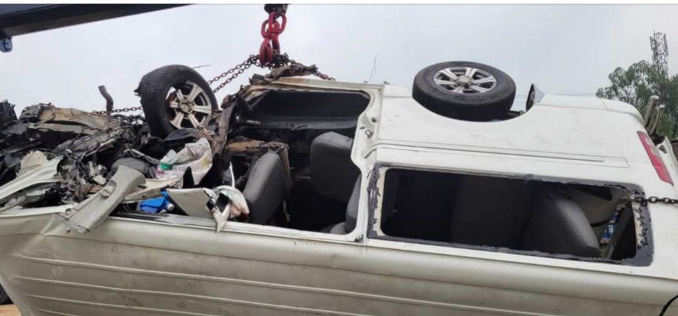 চলন্ত মাইক্রোবাসে বিস্ফোরণ: আইল্যান্ডে ধাক্কা লেগে ভাই-বোনসহ ৩ জন নিহত!