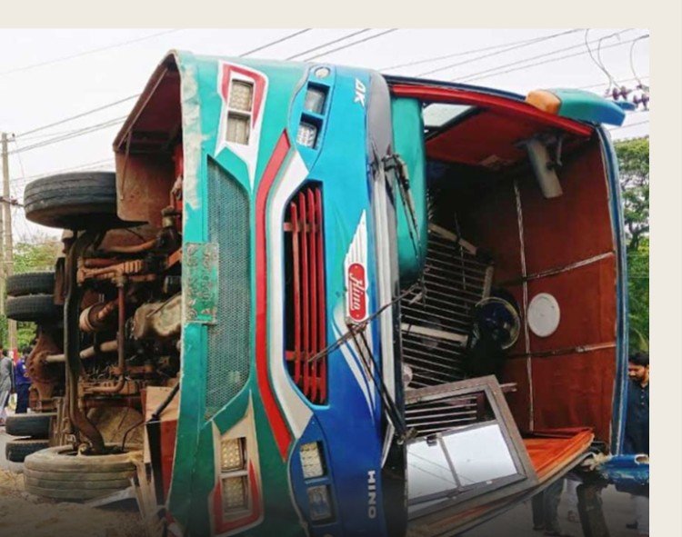 ঈদের দিনেই হানিফ পরিবহনের  বাস উল্টে নিহত ১, শিশুসহ আহত ২৫