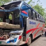 বালুভর্তি ট্রাকের পেছনে বাসের ধাক্কায় রক্তাক্ত ২০