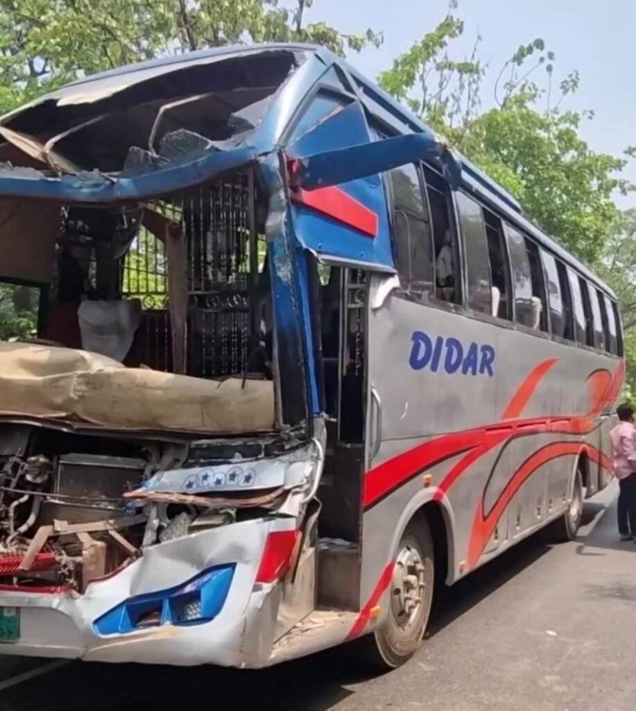 বালুভর্তি ট্রাকের পেছনে বাসের ধাক্কায় রক্তাক্ত ২০