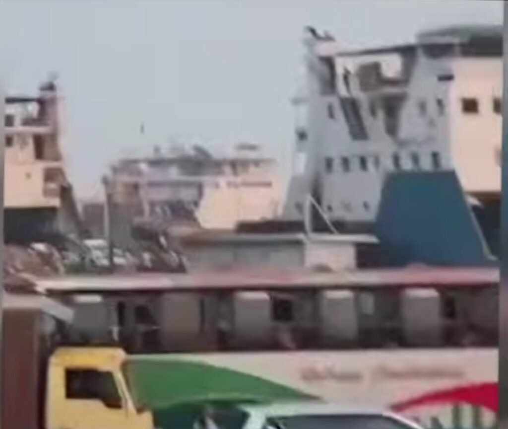 এবার পাটুরিয়ায় জল-আগুনের লড়াইয়ে অল্পের জন্য রক্ষা