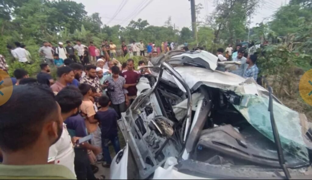 সুন্দরবন এক্সপ্রেসের ধাক্কায় উড়ল প্রাইভেটকার: ৪ ক্রিকেটার আহত