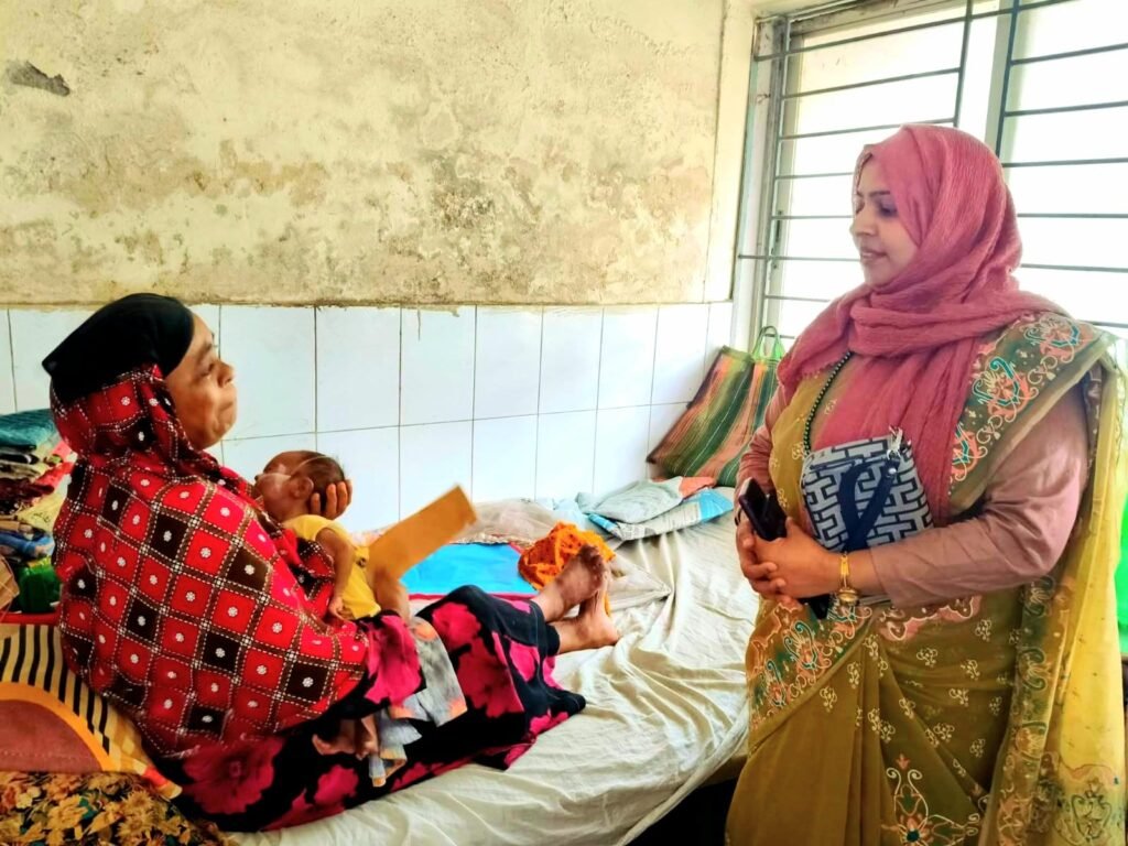 অসহায় মা-বাবার পাশে দাঁড়িয়ে মানবিকতার নজির কালীগঞ্জের ইউএনও-র