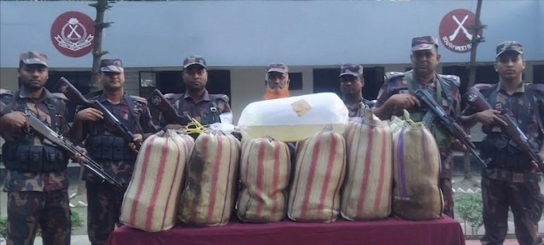 ৫লাখ টাকার অবৈধ পণ্য আটক