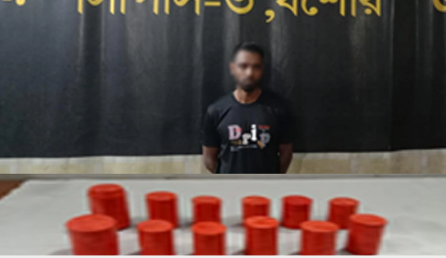 ১২টি ককটেলসহ সন্ত্রাসী সুলতান আটক