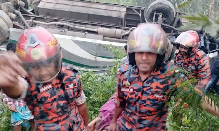 বাস উল্টে খাদে: প্রাণ গেল ইতি চক্রবর্তীর : আহত ৩