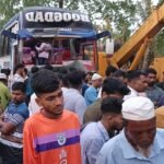 বাস-তরমুজবাহী ট্রাকের মুখোমুখি সংঘর্ষে আহত ১৫ : মহাসড়কে ২ঘণ্টা যান চলাচল বন্ধ