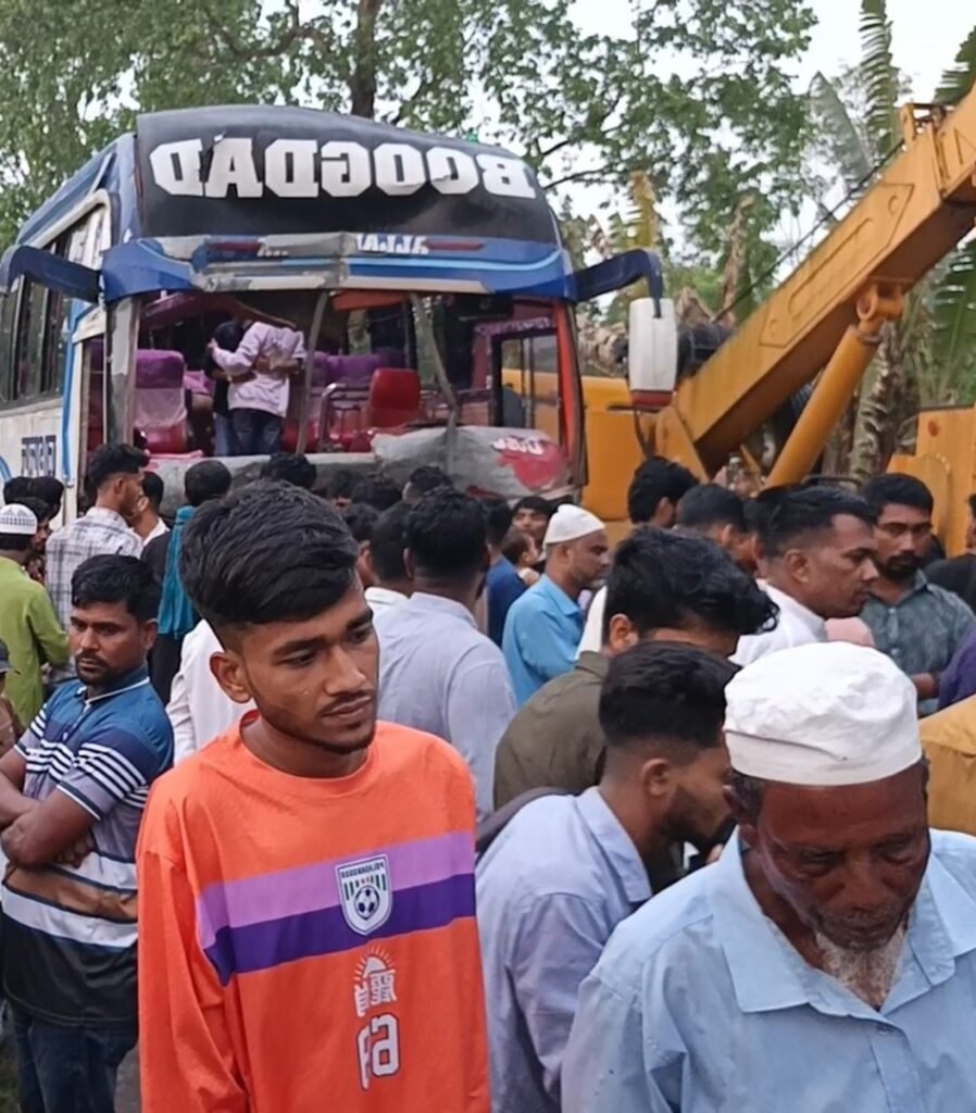 বাস-তরমুজবাহী ট্রাকের মুখোমুখি সংঘর্ষে আহত ১৫ : মহাসড়কে ২ঘণ্টা যান চলাচল বন্ধ