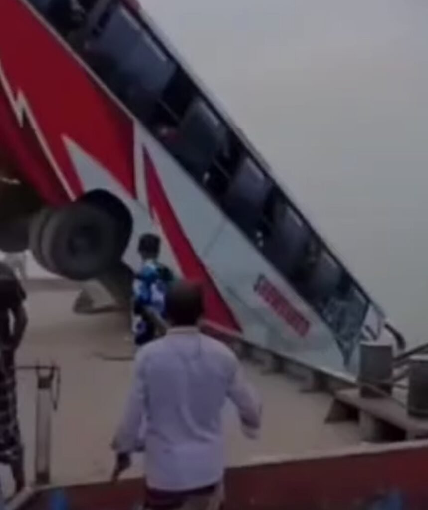 দৌলতদিয়া ঘাটে ফেরিতে ওঠার সময় বাস নদীতে : উদ্ধারকারী জাহাজ ‘হামজা’র অভিযান শুরু