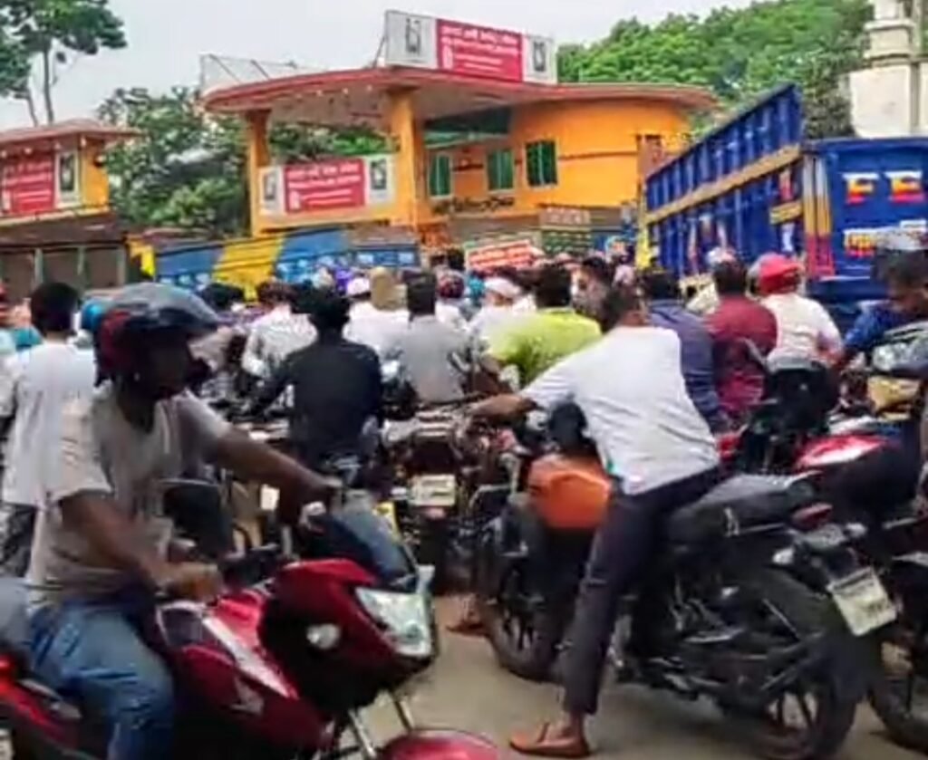 কোটচাঁদপুরে কৃত্রিম তেল সংকটের অভিযোগ