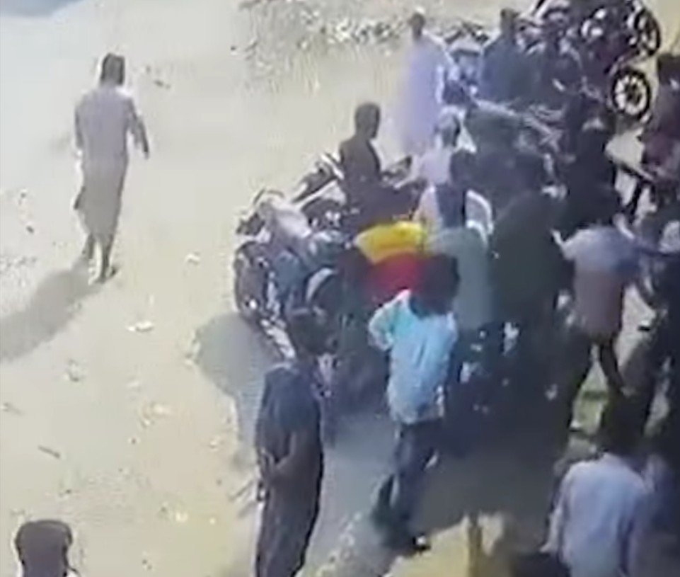 গাড়ি ভাড়া নিয়ে সংঘর্ষে পরিবহন শ্রমিক গুলিবিদ্ধ