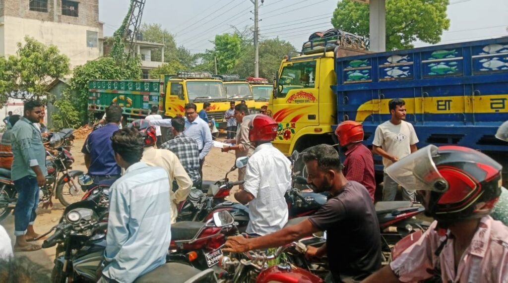 ৬মোটরসাইকেল আরোহীকে জরিমানা