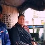 গণধোলাইয়ের পর নারী প্রতারককে পুলিশে সোপর্দ