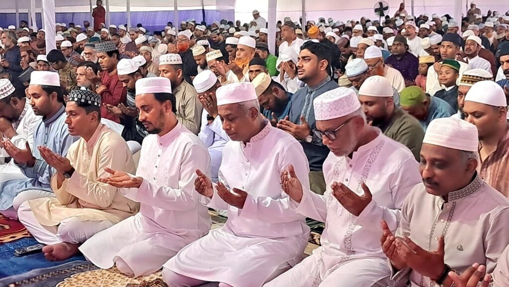 কেন্দ্রীয় ঈদগাহে মুসল্লিদের মিলনমেলা