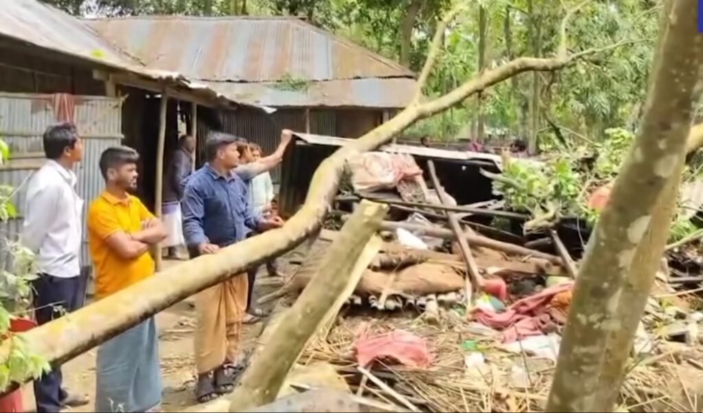 সাতক্ষীরায় কালবৈশাখীর মরণ ছোবল : লণ্ডভণ্ড ঘরবাড়ি