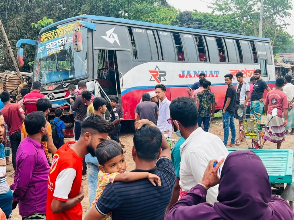 কালীগঞ্জে নিয়ন্ত্রণহীন বাসের চাপায় প্রাণ গেল বাইসাইকেল আরোহীর