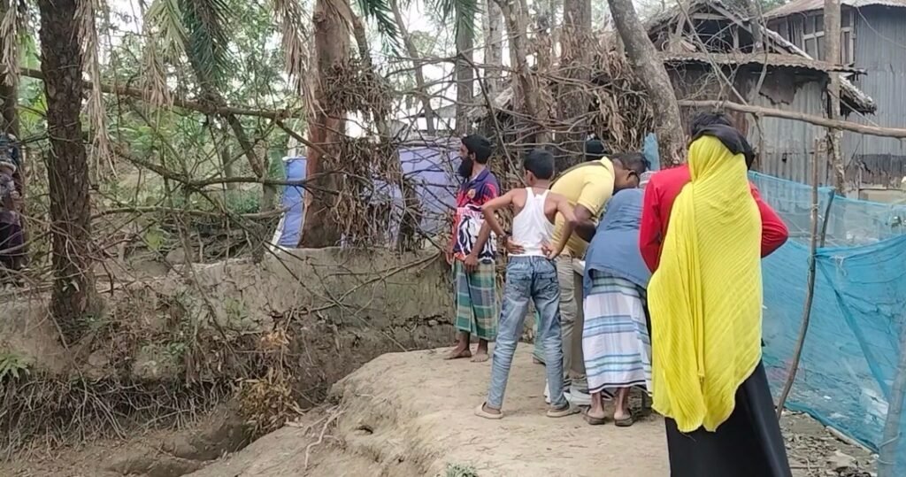 কলাপাড়ায় ১০ দিন ধরে গৃহবন্দি ৪পরিবার