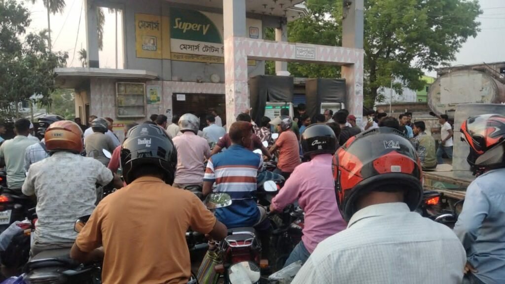 তেল নিয়ে বিরোধ : কোটচাঁদপুরে পাম্প ম্যানেজারকে কুপিয়ে হত্যার চেষ্টা