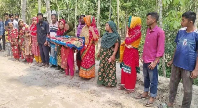 মৃত সন্তান কোলে রাজপথে মা : পাষণ্ড প্রেমিকের বিচারের দাবি