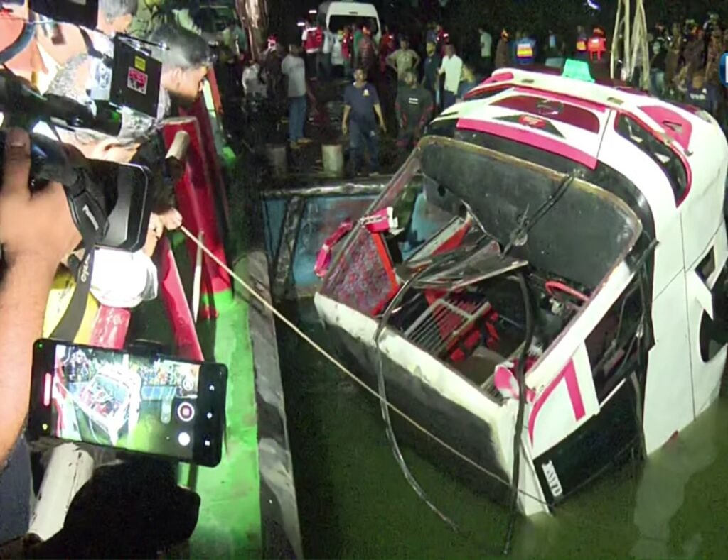 অবসান হলো হেলপার দিয়ে বাস চালানোর বিতর্কের