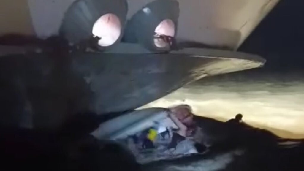 লঞ্চের ধাক্কায় মৎস্য অভিযানের স্পিডবোট উল্টে পুলিশ সদস্য নিখোঁজ !