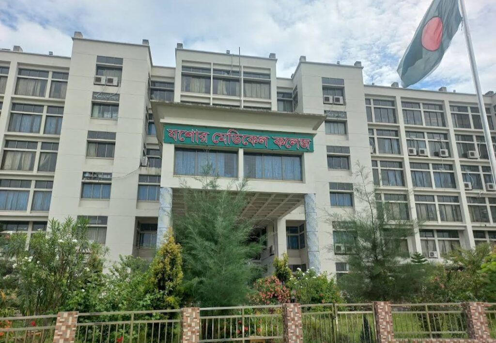 গভীর রাতে পরকীয়ার অভিযোগে বন্ধুর কাছেই রক্তাক্ত জখম যুবক