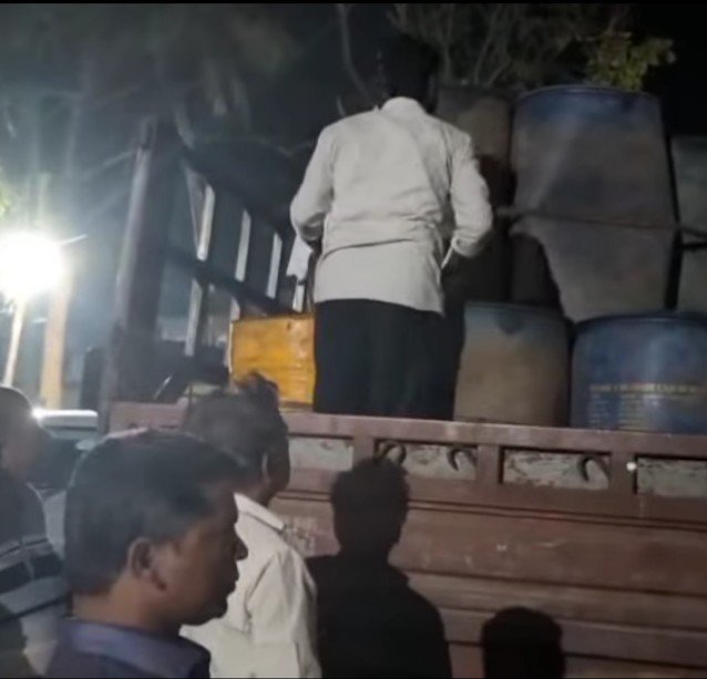 নড়াইলের কালিয়ায় ভ্রাম্যমাণ আদালতের হানা : তেলের বড় চালান জব্দ!