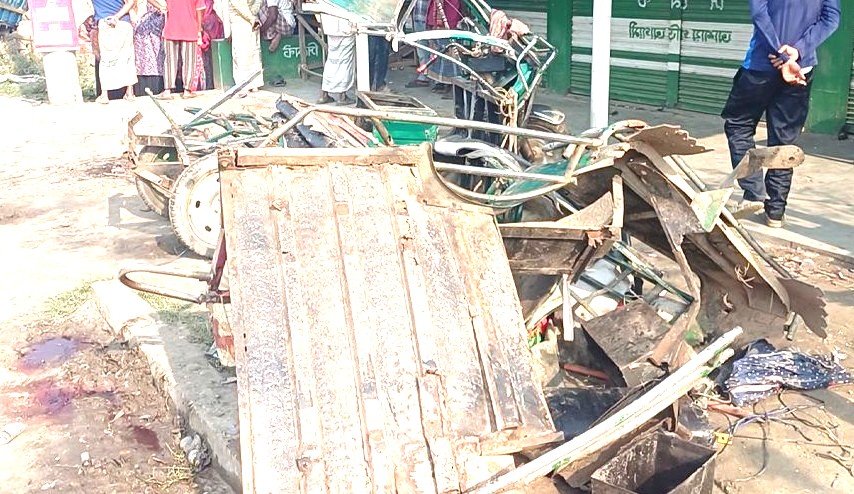 ঘাতক ট্রাকের চাপায় পিষ্ট ইজিবাইক : প্রাণ হারালেন ৩যাত্রী