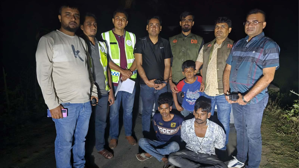 পাষণ্ড বাবার কাণ্ড : ছেলের গলায় হাসুয়া ঠেকিয়ে প্রবাসে থাকা মায়ের কাছে মুক্তিপণ দাবি !