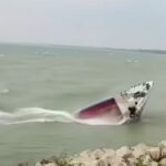 উত্তাল পদ্মা : সিমেন্টবোঝাই ৩ট্রলার ডুবি, অল্পের জন্য রক্ষা পেল যাত্রীরা