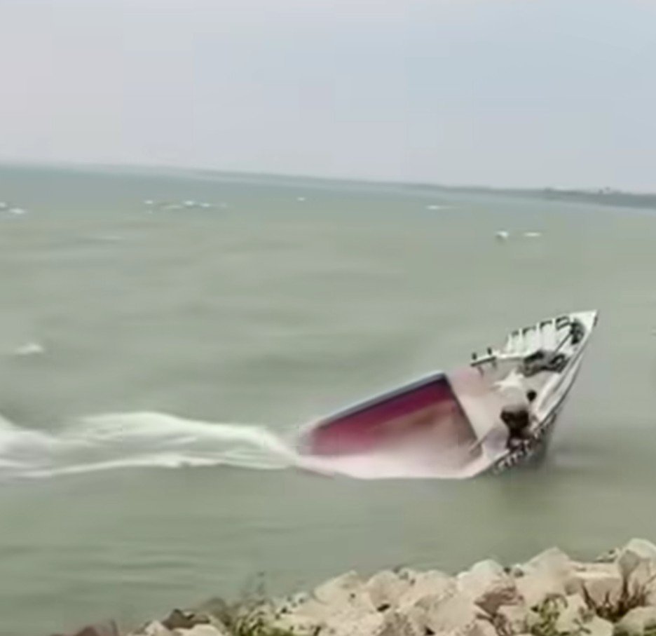 উত্তাল পদ্মা : সিমেন্টবোঝাই ৩ট্রলার ডুবি, অল্পের জন্য রক্ষা পেল যাত্রীরা