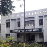 বাড়ি ফেরার আনন্দ কেড়ে নিল ডাকাতরা