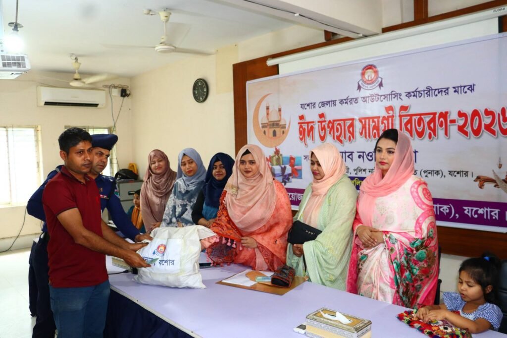 যশোরে পুনাক-এর ঈদ উপহার পেলেন আউটসোর্সিং কর্মচারীরা