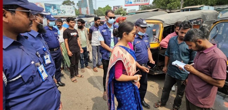 ইউএনও যখন ছদ্মবেশী যাত্রী ! অতিরিক্ত ভাড়া চাইতেই চালকের দণ্ড