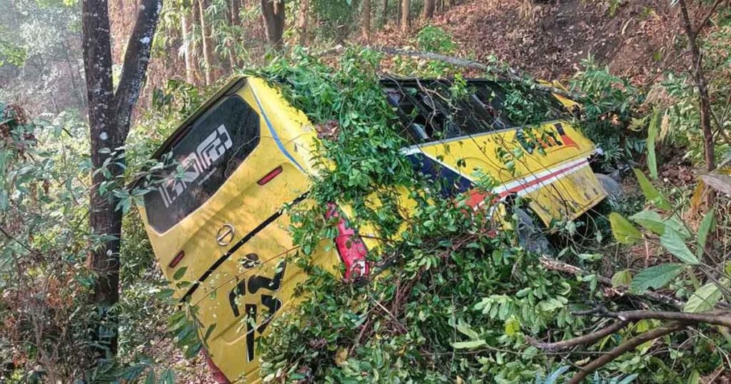 পর্যটকবাহী বাস পাহাড়ের খাদে: আহত ২০, ৫জনের অবস্থা আশঙ্কাজনক