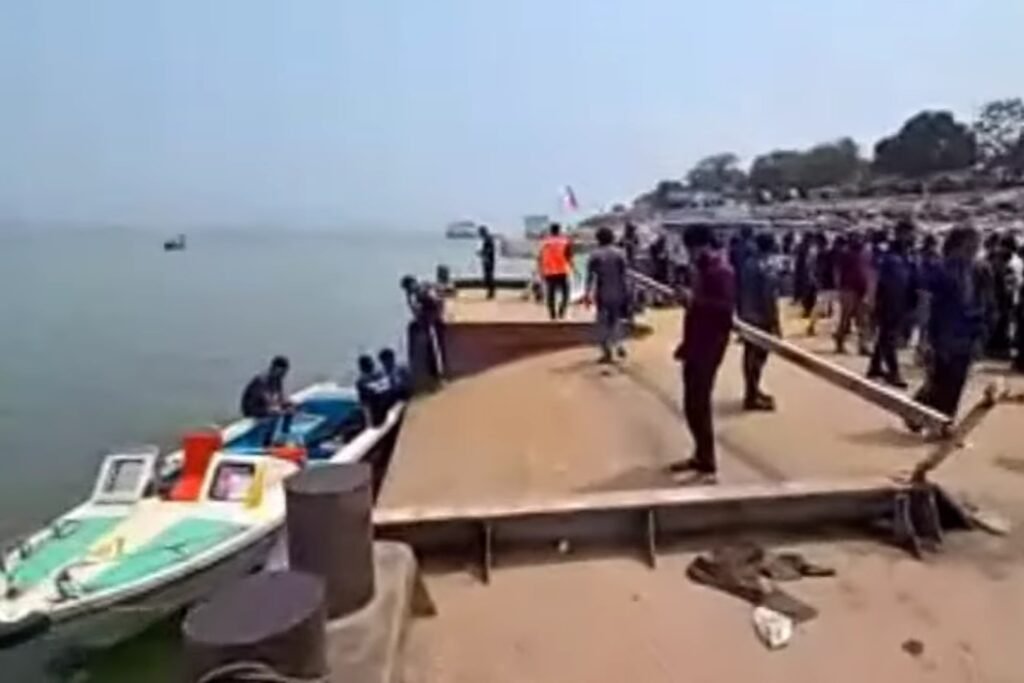 পদ্মা থেকে উদ্ধার হলো আরও ৩ লাশ : মোট মৃত্যু ২৬